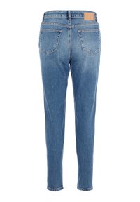 Siniset farkut, joissa on kaksi takataskua, näkyvät ompeleet ja pieni ruskea nahkainen merkkitarran vaatevyössä.