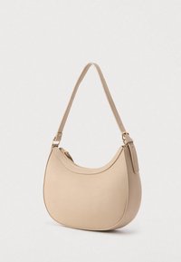 Borsa beige con forma curva, superficie liscia e una singola tracolla. Presenta dettagli in metallo color oro e una chiusura con cerniera.