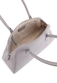 Lichtgrijze leren handtas met twee handgrepen, open bovenzip en beige stoffen binnenvoering met merklogo-print.