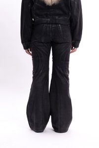 Μαύρο φαρδύ παντελόνι με υφή, διαθέτοντας καμπύλες ραφές και τσέπες. Η μέση είναι ελαστική για άνεση.