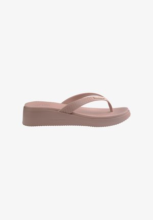 Roze rubberen teenslippers met een gestructureerde voetbed en verhoogde zool. Kenmerkt zich door een dunne bandontwerp met een lichte verhoging voor comfort.