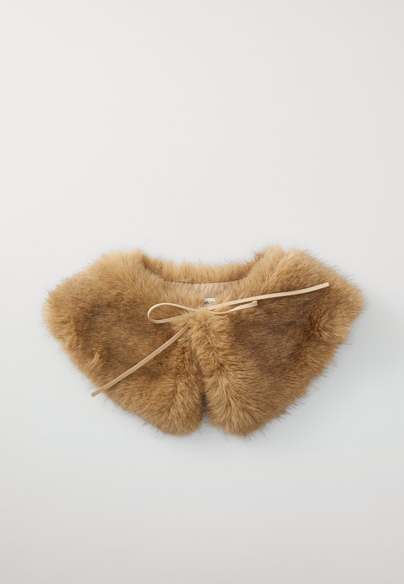 Brun faux fur krave med et rundt design og en blød tekstur, der har en central snorelukning og ingen yderligere udsmykninger.