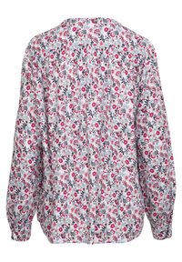 Bloes met bloemenprint op een witte achtergrond met roze, marineblauwe en lichtblauwe bloemen, lange mouwen en een geplooid detail achteraan.