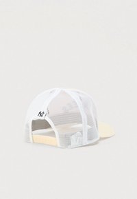 Gorra de béisbol de malla blanca con cierre ajustable tipo snapback y visera curva beige, mostrada desde atrás y lateral sobre un fondo liso.