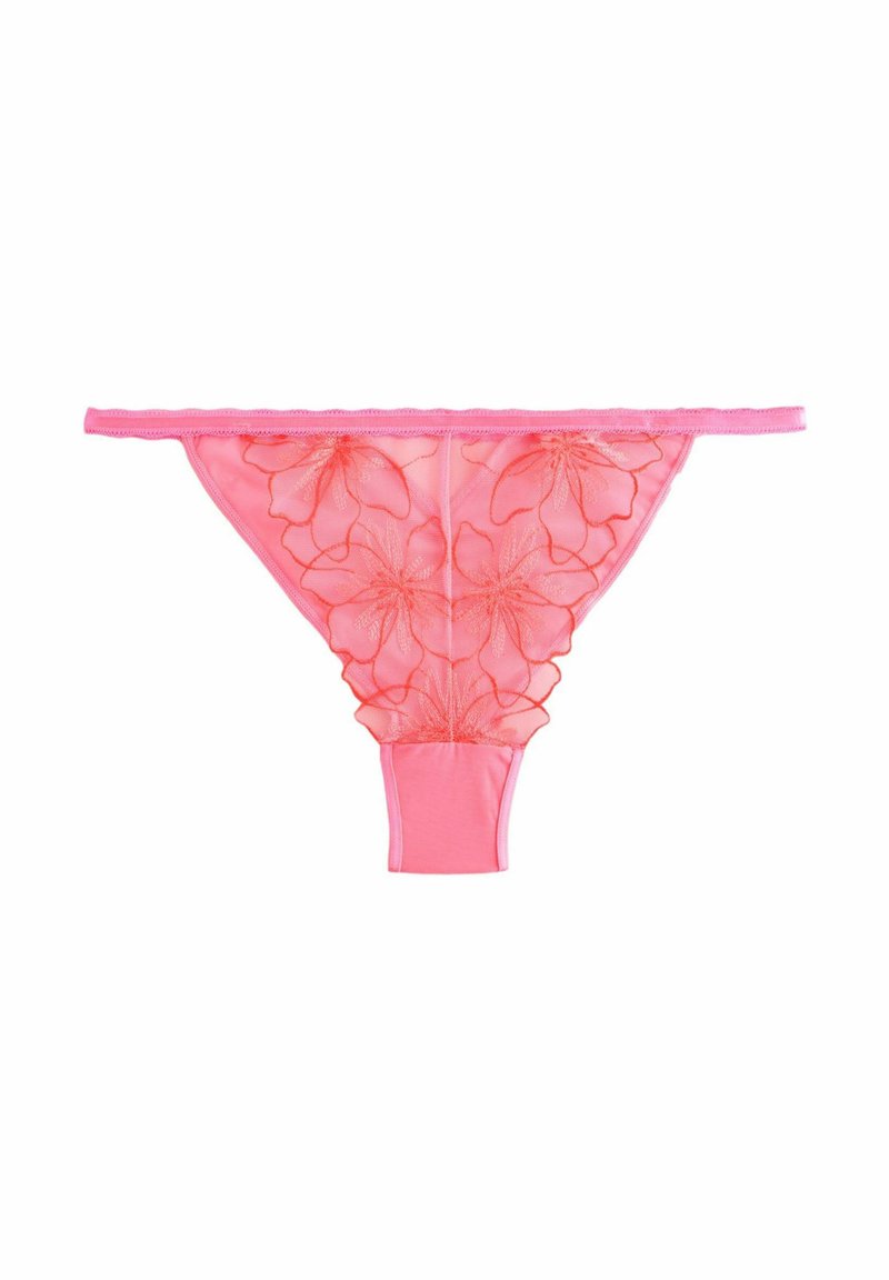 String rose en tissu transparent avec broderie florale. La ceinture et les bords sont ornés d'une bande rose unie. Dispose d'un gousset en coton lisse.