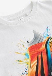Next SHORT SLEEVE GRAPHIC STANDARD - Apdrukāts T-krekls - white football boot