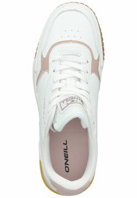 Baskets blanches avec des accents rose clair, tige en maille et synthétique, fermeture à lacets, bout perforé, col rembourré et semelle en caoutchouc.