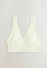 Ribbade vita bralette med en djup V-halsning, breda axelband och ett slätt band i botten. Inga knäppningar eller foder synliga.