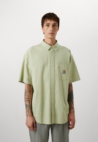 Lichtgroene korte mouwen knoopsluiting shirt met een gestructureerde stof, voorzien van een borstzak en een logo patch.