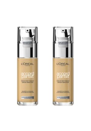 Deux flacons de fond de teint beige avec des pompes argentées, étiquetés "accord parfait" et "L'Oréal Paris", présentant des caractéristiques de technologie d'adaptation à la peau.