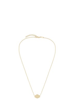 Delicate gouden ketting met een kleine zeshoekige hanger versierd met verticale rijen van kleine witte steentjes.
