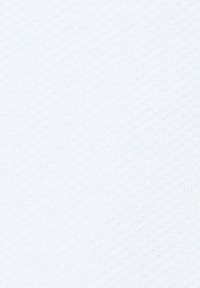 Biała tkanina o teksturowanym, plecionym wzorze. Powierzchnia wydaje się gładka z subtelnym połyskiem, jednolita pod względem koloru i bez widocznych wad.