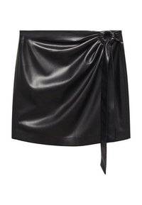 Mini-jupe en similicuir noir avec un détail froncé sur le côté et une ceinture nouée, texture lisse, et un ourlet arrondi.