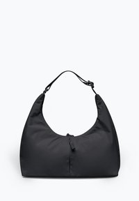 Borsa a spalla nera in nylon con una texture liscia, forma curvata, tracolla singola regolabile e chiusura superiore con zip.