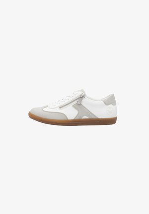 Baskets blanches et grises avec des panneaux en cuir et en daim, une fermeture éclair latérale et une semelle en caoutchouc texturé. Design à bout arrondi.