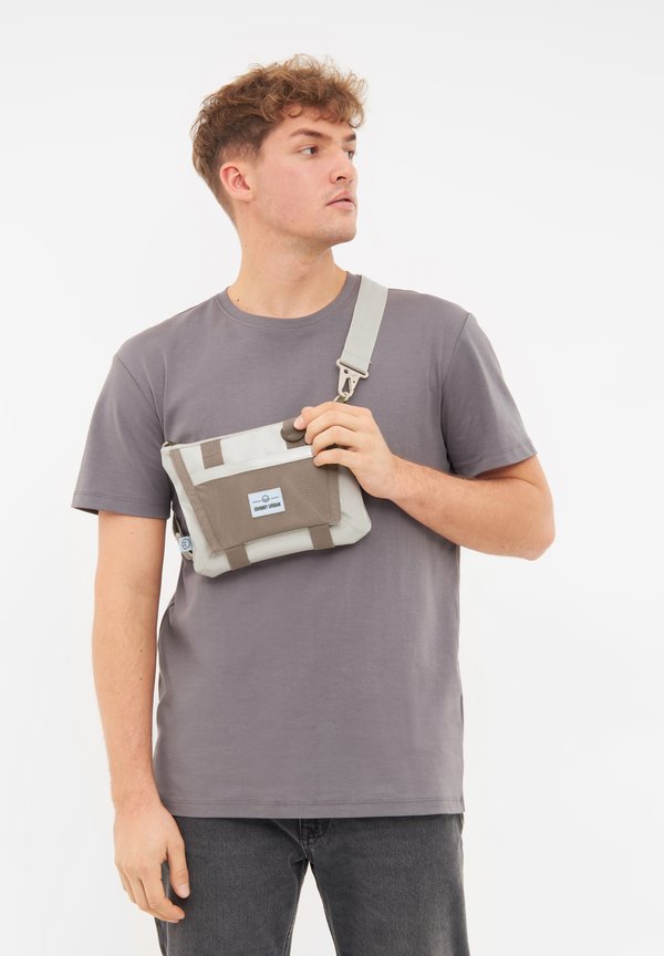 AVERY - Umhängetasche