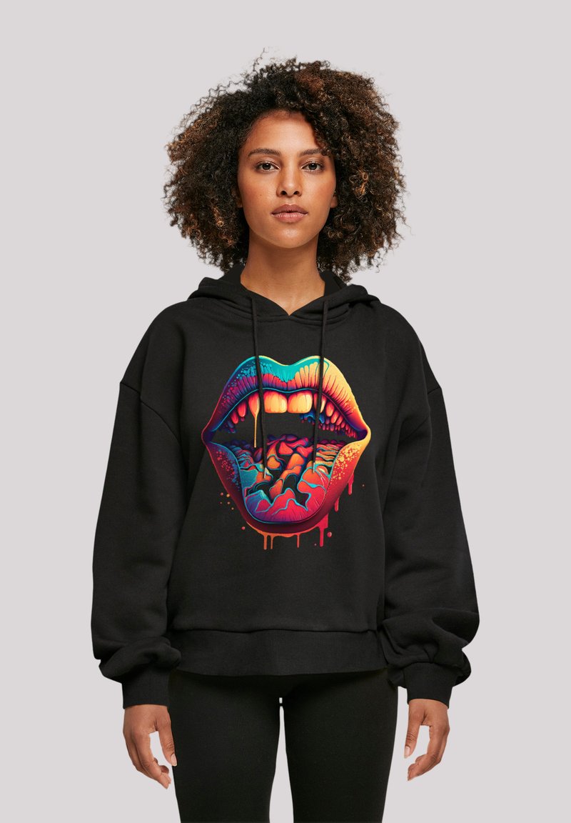 Schwarzer Kapuzenpullover mit einer großen, bunten Grafik von Lippen mit Zunge, einschließlich lebendiger Farbtöne von Blau, Pink und Orange, mit tropfenden Details.