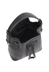 Zwarte leren handtas met een textuurafwerking, open top, korte schouderriem en strikdetail aan de voorkant. Binnenkant is niet gevoerd, waardoor de opbergruimte zichtbaar is.