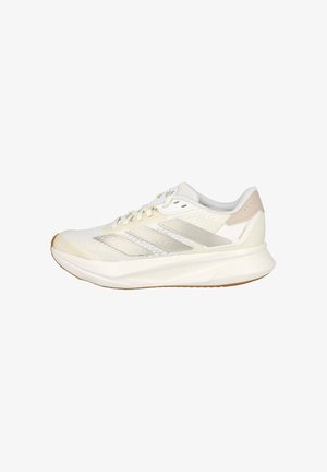 Zapatilla para correr de color beige claro y blanco con tres franjas en el lateral, suela gruesa y acolchada, y texto "Duramo" cerca del talón.