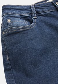 Donkerblauwe denim jeans met zichtbare stiksels en een muntzakje. Voorzien van een metalen knoop en een ritsluiting. Soepele textuur, geschikt voor casual kleding.