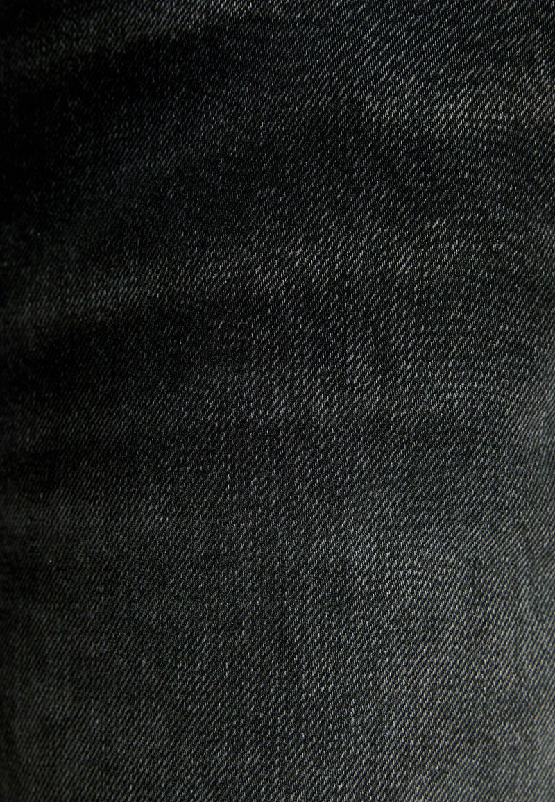 Tessuto denim nero con una texture liscia, caratterizzato da una leggera lucentezza e da un sottile motivo di intreccio diagonale.