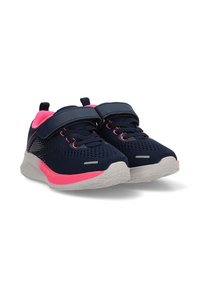 Zapatillas deportivas de color azul marino con acentos en rosa, suelas blancas, tejido de malla, cordones y una correa con gancho y bucle, mostradas una al lado de la otra.