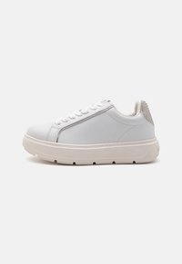 Weiße Sneakers aus glattem Leder mit runder Zehenform, flachen Schnürsenkeln und einem strukturierten beigefarbenen Akzent an der Ferse. Dicke Gummisohle.