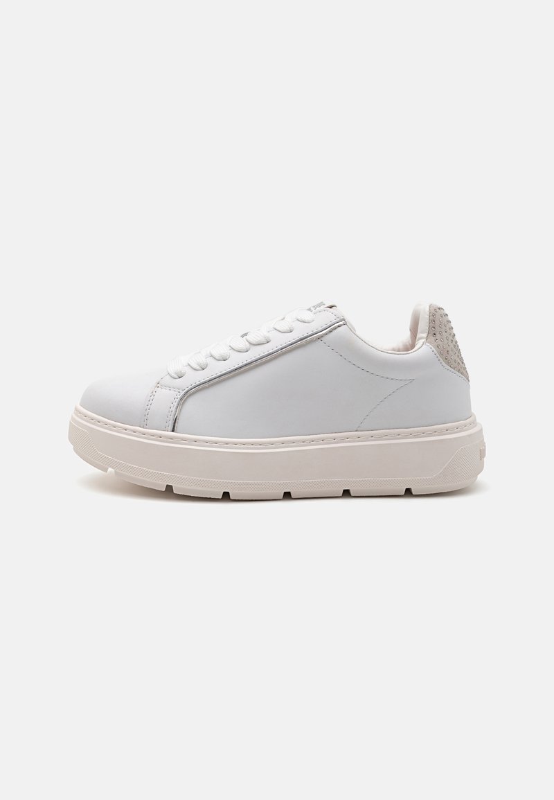 Weiße Sneakers aus glattem Leder mit runder Zehenform, flachen Schnürsenkeln und einem strukturierten beigefarbenen Akzent an der Ferse. Dicke Gummisohle.