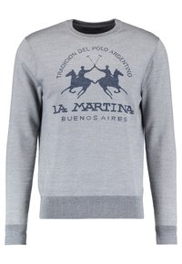 Maglione grigio chiaro a girocollo realizzato in tessuto strutturato, con una grafica e un logo di polo blu navy ben in evidenza sulla parte anteriore.