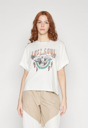 T-shirt à manches courtes blanche avec un design graphique représentant un aigle, des plumes et le texte "LOST SOUL SOCIETY." Encolure ronde, coupe décontractée.
