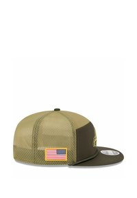 Olivgrüner Kappen mit Netzrücken, flachem Schirm und einem gelb umrandeten amerikanischen Flaggenpatch an der Seite. Texturierter Stoff und Logodetails.