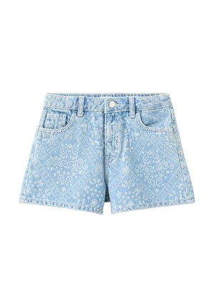 Short en jean bleu clair avec imprimé bandana paisley, fermeture par boutons, passants de ceinture et poches avant.