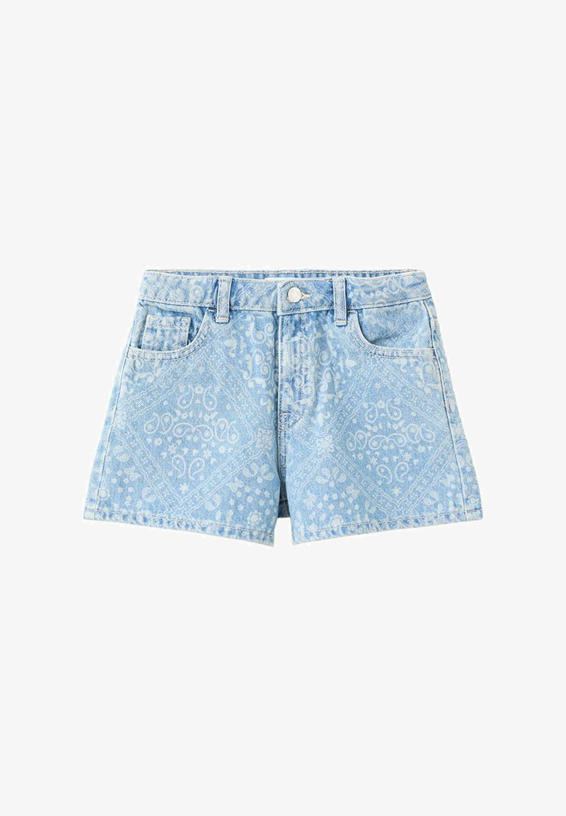 Short en jean bleu clair avec imprimé bandana paisley, fermeture par boutons, passants de ceinture et poches avant.