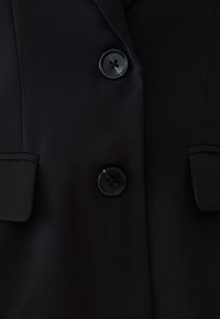 Unselected, black