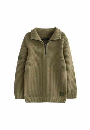 Rippenshirt in olivgrün mit einem Viertelreißverschluss-Kragen, ausgestattet mit einem strukturierten Strickstoff und einem Patch am linken Ärmel.