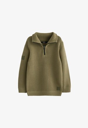 Pullover verde oliva a coste con collo a zip a un quarto, realizzato in un tessuto a maglia testurizzato e con una toppa sulla manica sinistra.