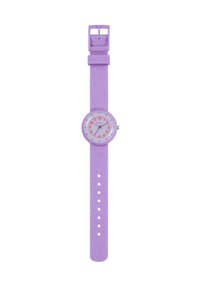 Montre en plastique violet avec un cadran rond, un cadran blanc, des accents roses et des chiffres. Le bracelet a une texture mouchetée et une boucle ajustable.
