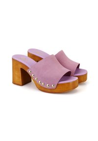 Paarse suède platform klompen met een brede band, met gouden studs langs de zijkant en een houten blokhak. Gelaagde bovenkant met een gladde binnenzool.