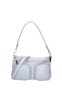 Borsa a tracolla in pelle blu chiaro con un ampio scomparto con zip, due tasche frontali e hardware dorato. Include una maniglia corta e una tracolla.