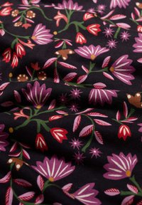 Tamna tkanina s cvjetnim uzorkom koja uključuje ružičaste i crvene cvjetove, zelene stabljike i suptilne smeđe akcentne boje. Glatka tekstura, blago naborana.