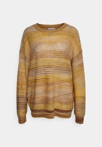Pull en maille texturée avec des rayures horizontales dans des tons de jaune, marron et beige. Coupe oversize avec des épaules larges et tombantes.