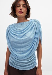 DRAPED CAPE - Potiskana majica - dot comb