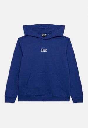 Niebieska bluza z kapturem, długimi rękawami, przednią kieszenią i białym logo EA7 Emporio Armani na środku klatki piersiowej.