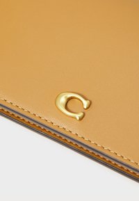 COACH ESSENTIAL SLIM CARD CASE - Lommebok - honey brown