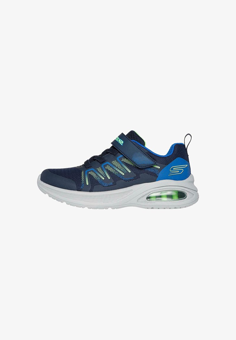 Zapatilla atlética azul hecha de malla transpirable y materiales sintéticos. Presenta una suela acolchada con un bolsillo de aire visible y cierre de tira.