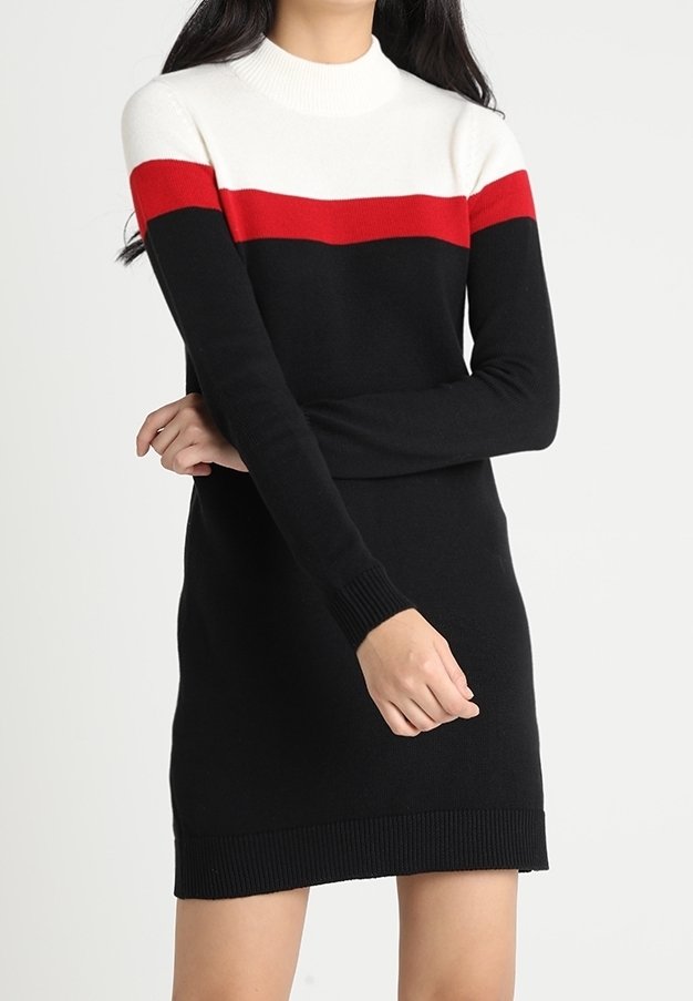 Gebreide jurk met hoge halslijn, kleurgeblokkeerd ontwerp in wit, rood en zwart, en ribgebreide manchetten en zoom. Lengte tot halverwege het bovenbeen.