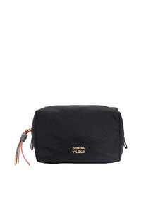 Bolsa cosmética de nylon negro con forma rectangular, que presenta un logo dorado, un adorno de borlas rosas y grises, y cierre de cremallera.