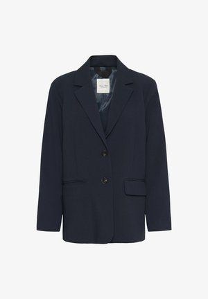 Tumesinise värvusega naiste bleiser sälgatud krae ja kahe musta nupuga, ühe õmmeldud tasku ja ühe klapiga taskuga, valgel taustal.