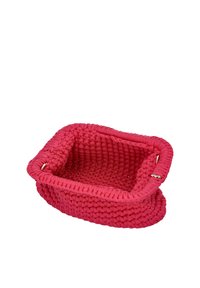 Rózsaszín szőtt anyagból készült téglalap alakú kosár, vastag, texturált felülettel és kör alakú fém díszítésekkel a fogantyúkon.