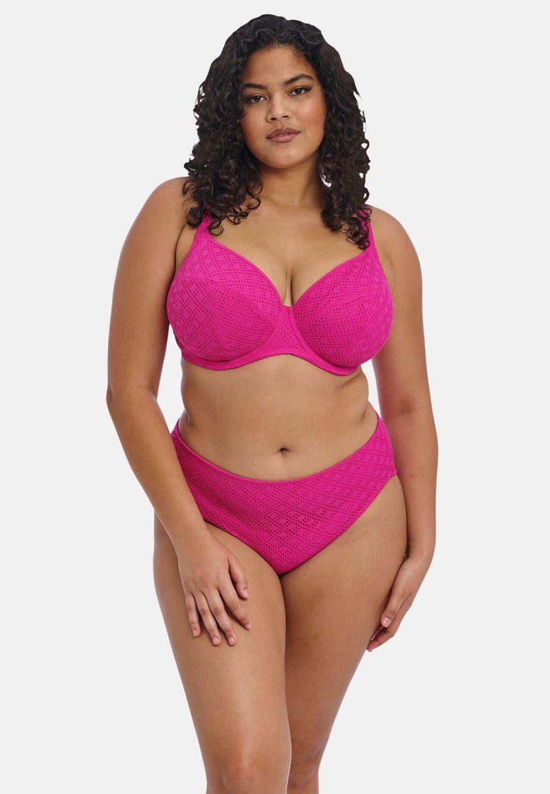 Fuchsijový bikinový set s texturovaným vzorem, podprsenka na drátech s nastavovacími ramínky a kalhotky s vysokým pasem a hladkým povrchem.